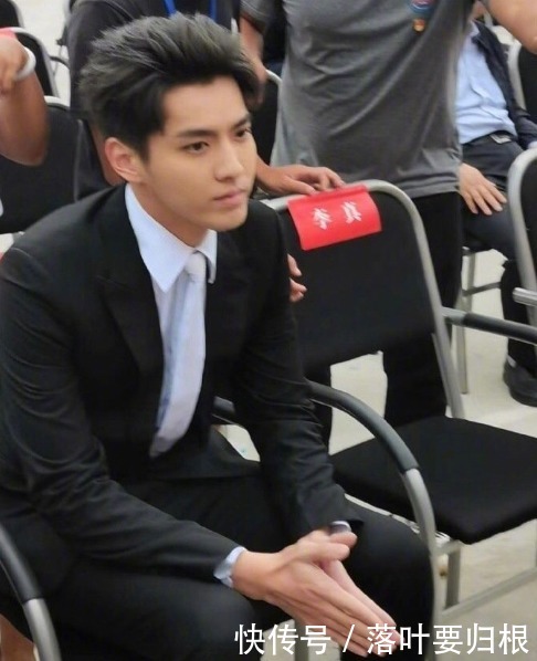 吴亦凡|吴亦凡的路透图彻底火了,当照片直接放大十倍,这颜值过于真实了