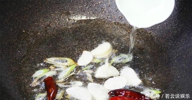  土豆丝|炒土豆丝，放醋时机是关键，10人有9人放错，难怪粘锅还不脆