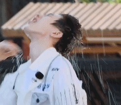 脱妆|蔡徐坤录跑男底妆有多厚被高压水枪冲到脱妆,鼻子的角度太奇怪