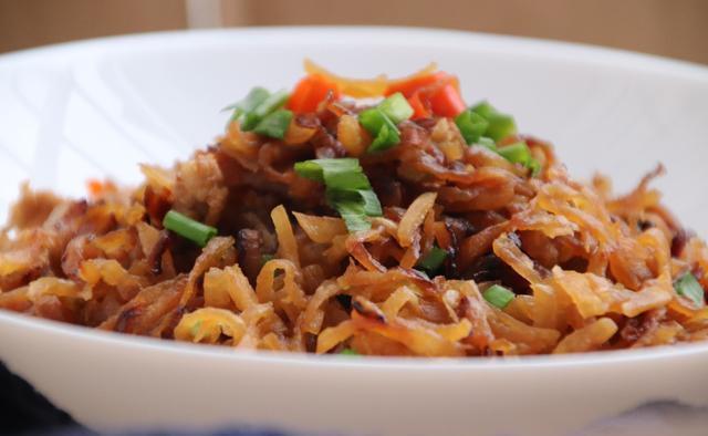 开裂|冬天干燥嘴唇容易开裂出血,常吃这蔬菜可有效缓解,好吃还不贵!