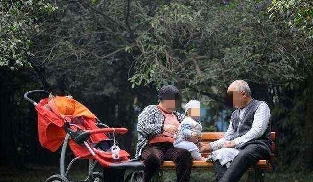 红烧肉|“我能尝一口红烧肉吗”,6岁姐姐央求弟弟,妈妈举动不配为人母