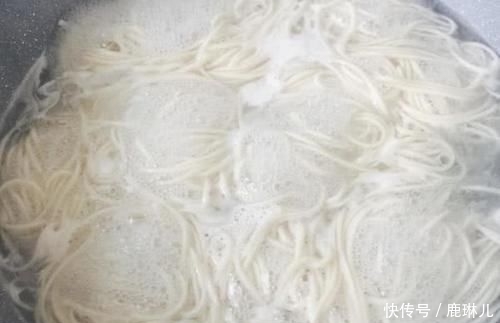 面条|煮面条时,开水下锅是大忌,大厨教你“秘诀”,面条劲道不结坨!