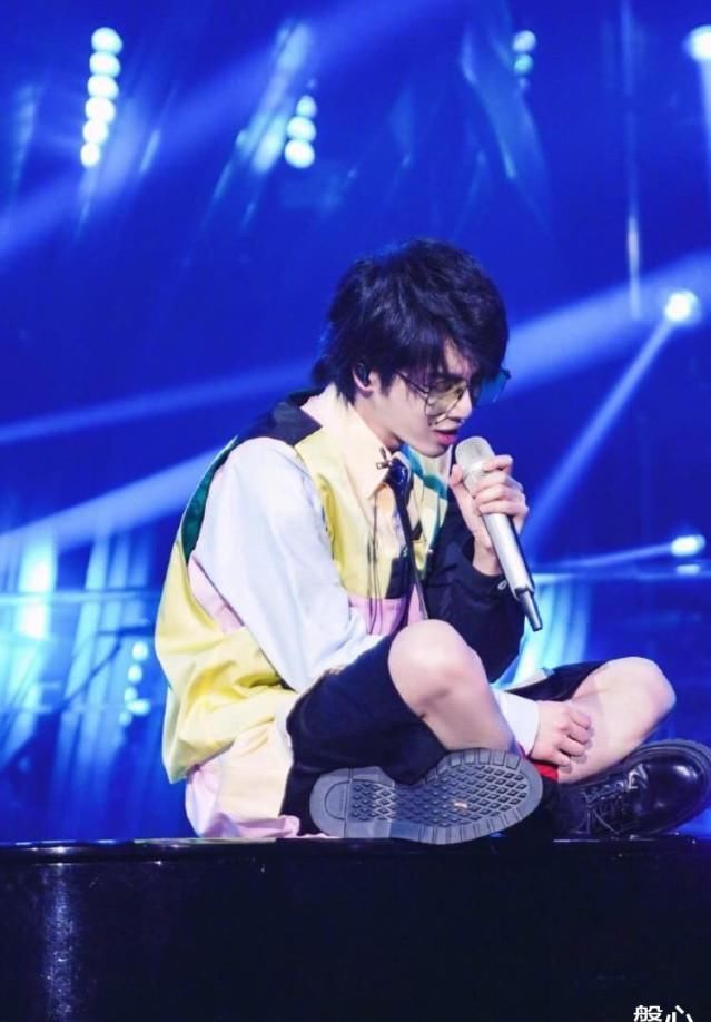 着手|歌星华晨宇踩坏音箱,玩坏麦架,第十期刚开始对电子琴着手了