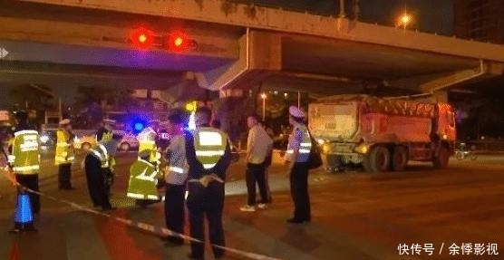  碾压|母女深夜骑车回家，砸到货车无情碾压，两人丧命现场惨烈