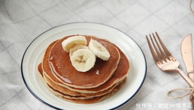 成品|好吃不腻香蕉松饼,好操作,焦糖色成品,松软好入口,娃超喜欢!