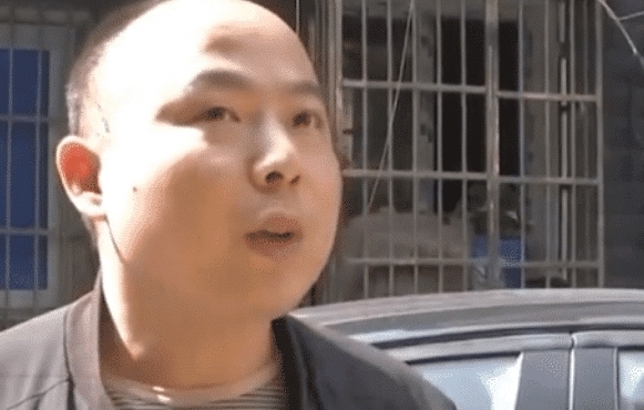 免费|女子花300万买下小区停车场,公开收费引发业主愤怒,女子:凭什么免费?