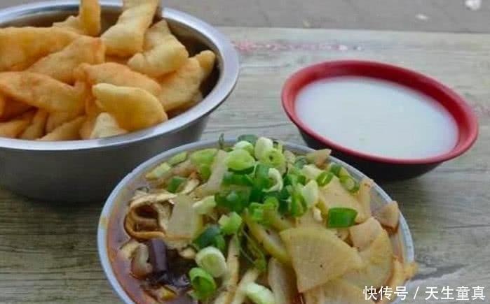 大老远|大叔路边架一口锅卖小吃,十块钱一大碗,大老远的人都排队来买