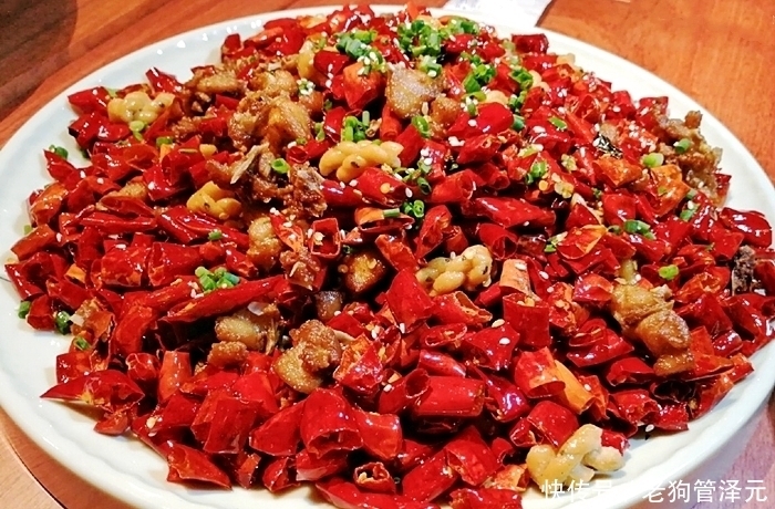 记住|大厨教你做辣子鸡,记住这2招,鸡肉外酥里嫩,香辣入味超好吃