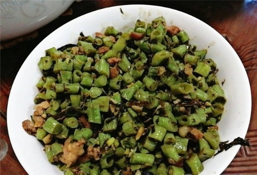 埋怨|老妈和亲戚来吃饭,婆婆要我下厨招待,菜上齐后,却埋怨太浪费!