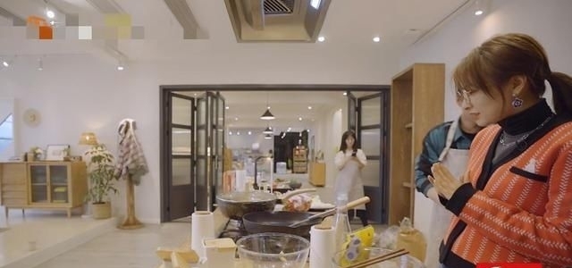  家族|吴昕在节目中下厨，虽然动作生疏，但是快乐家族其他人的反应却