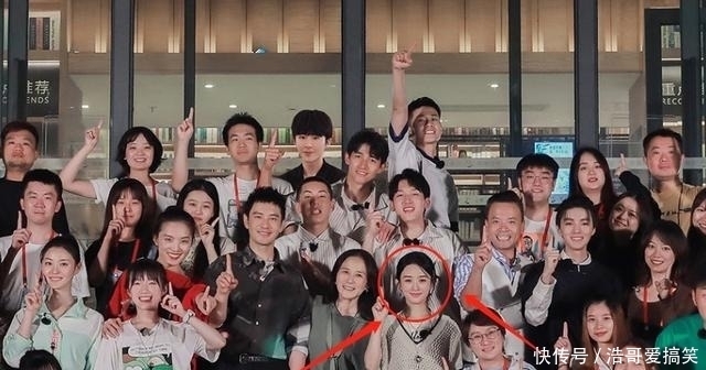 超越|《中餐厅》晒杀青照,赵丽颖绝对C位,而粉丝们却在找杨超越