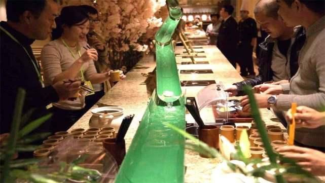 吃法|日本奇葩的“流水素面”,顾客吃完纷纷吐槽,网友吃法有点恶心