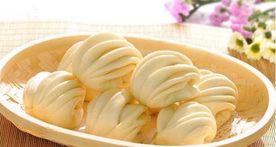 卷起来|手把手教你在家蒸花卷,一根筷子就搞定,花卷蓬松柔软,比包子馒头还好吃