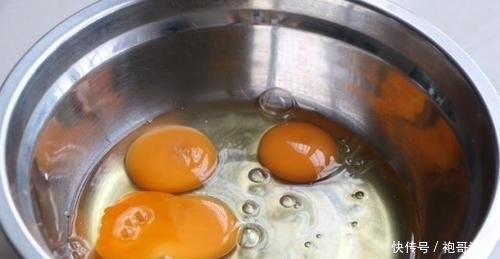  味道|极简版蒸糕，4个鸡蛋1把面粉，不用油上锅蒸，香甜软糯味道好