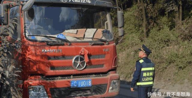  司机|货车司机在车底下睡觉, 交警劝他们开进服务区, 司机 我们不敢进！