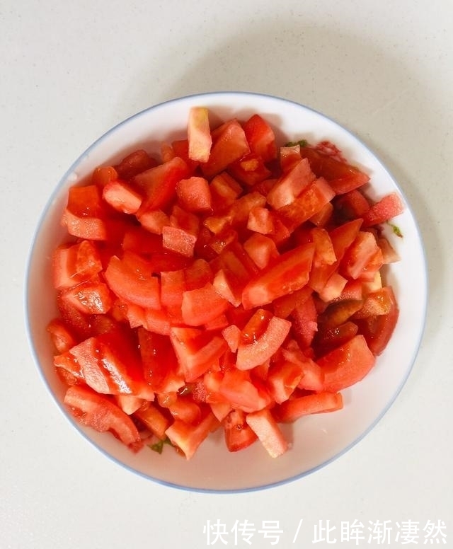 食用|西红柿炖豆腐，美味特下饭，汤汁泡米饭，熊孩子能吃两大碗！