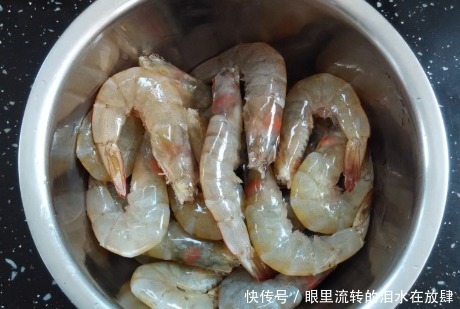 腥味|水煮大虾时,有人放盐,有人放香油,都错了!加点它,鲜嫩无腥味