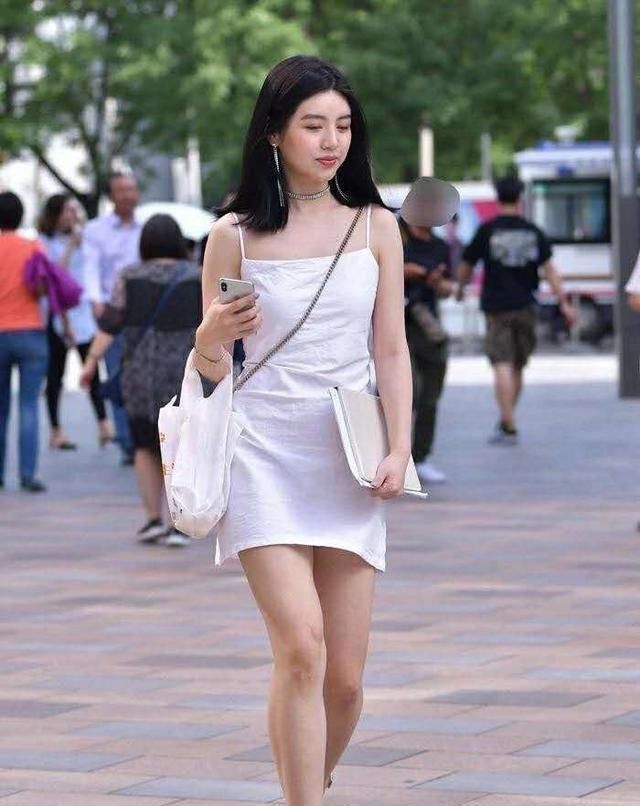  迷人|街拍出水芙蓉的小姐姐,一条白色的一字肩连衣裙,女神性感迷人