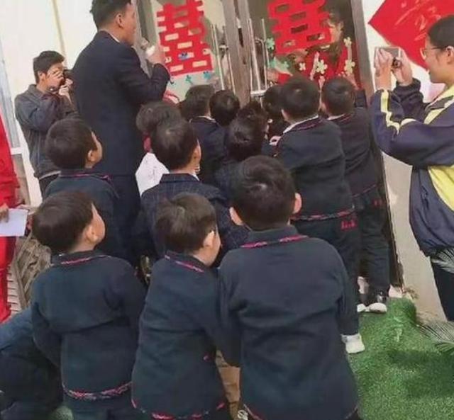 伴娘|幼儿园男老师结婚，“最强伴郎团”接亲走红，伴娘不忍心下手