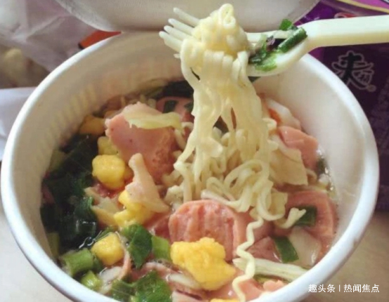 桶装|桶装为什么比袋装的方便面贵知道原因后,我宁愿吃桶装