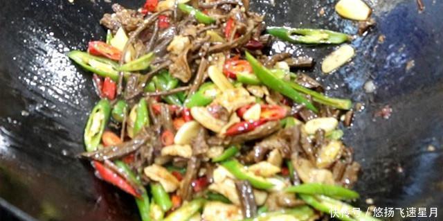 分享|分享一道干锅茶树菇的家常做法,越吃越香有嚼劲,配米饭吃很过瘾