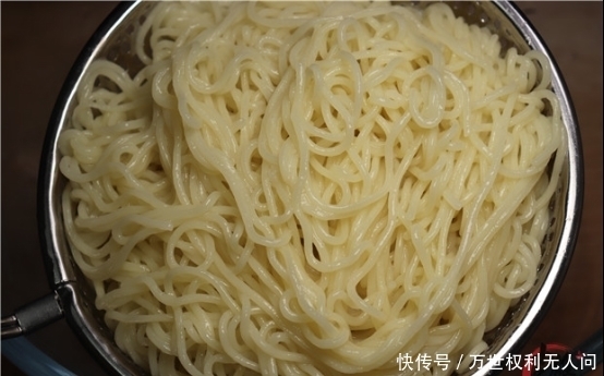 老板|煮面条最忌水开下锅,20年面馆老板:学会这3步,面条爽滑又筋道