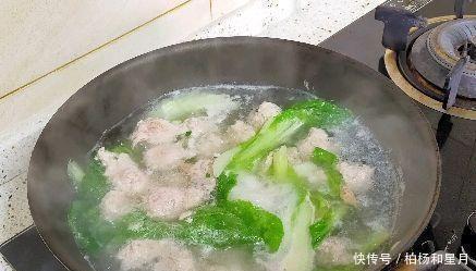 圆子|没有鸡蛋淀粉可以用来做嫩滑的圆子汤，老少皆宜