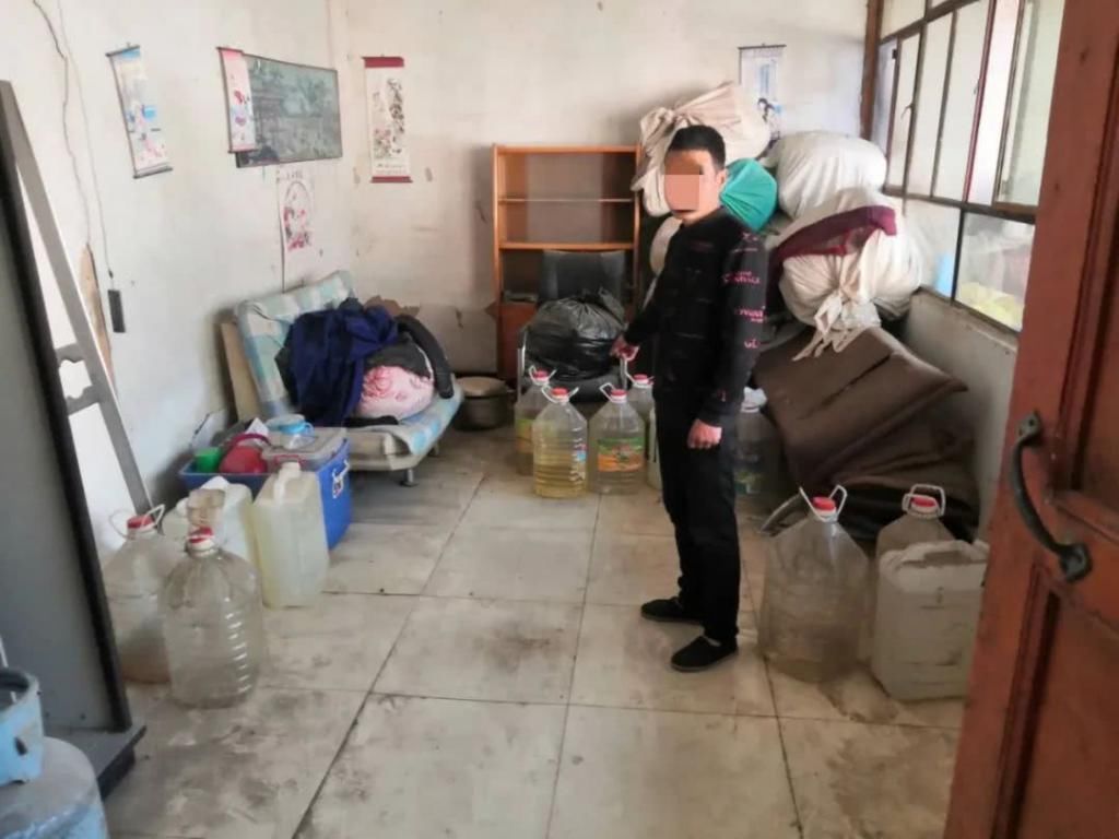 警方|房屋内非法存储汽油380斤，互助警方已拘留10日