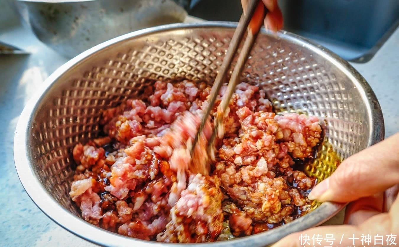 肉馅里打|拌饺子馅时只放调料是不够的, 少了这两个, 难怪不够鲜美!