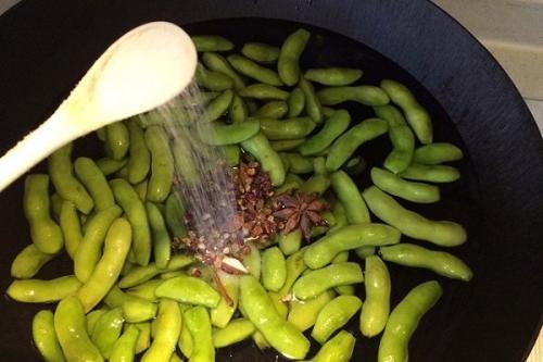 翠绿|夏季吃水煮毛豆，补钙补钾营养丰富，学会三个步骤，煮出碧绿颜色