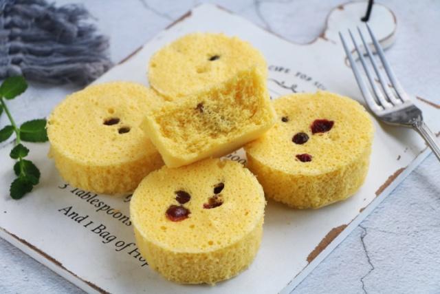  香甜|极简版蒸糕，4个鸡蛋1把面粉，不用油上锅蒸，香甜软糯味道好