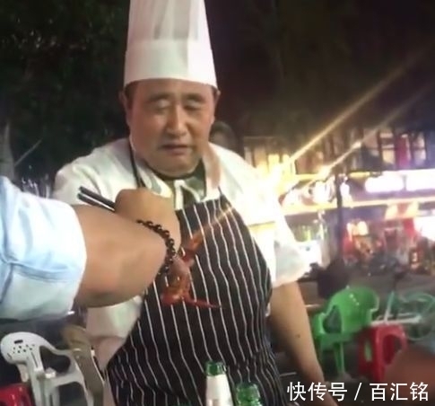 小龙虾|小伙吃夜宵,发现大厨问每桌要一只龙虾吃,询问后不淡定了