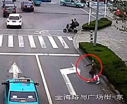 电动车|违章电瓶车撞上违规女子，这事儿该怎么判电动车整治势在必行