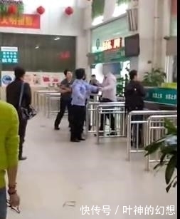 占便宜|女子车站被人占便宜，男友挺身而出，多次被打倒仍站起来，真爷们