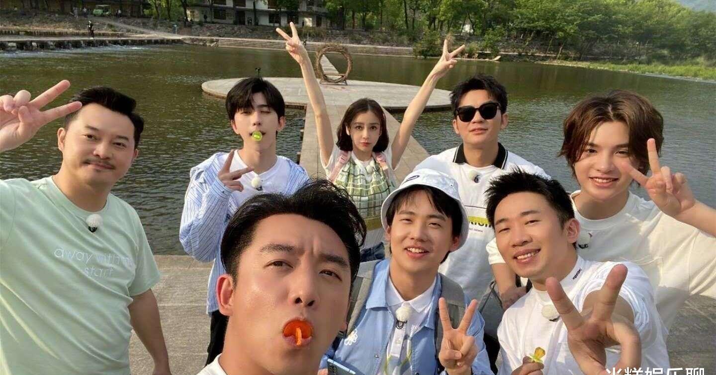 考验|考验跑男兄弟团颜值的时候到了,发布会现场没有空调,大汗淋漓形象登场