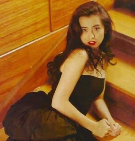  无人不知|王祖贤30年前旧照片流出，有谁注意她身后的群演？现已成当红巨星