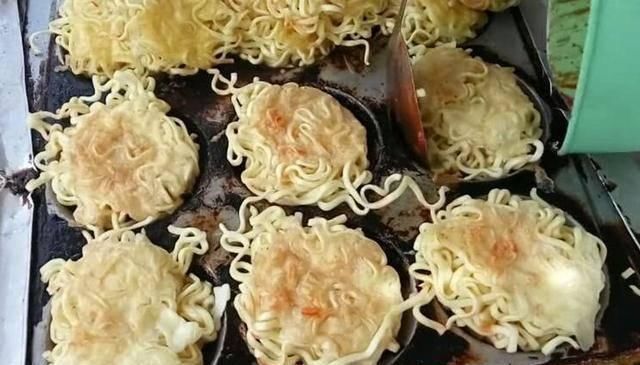 路边|大婶在路边摆摊卖这小吃,路人见了只摇头,试尝后连锅都买走了