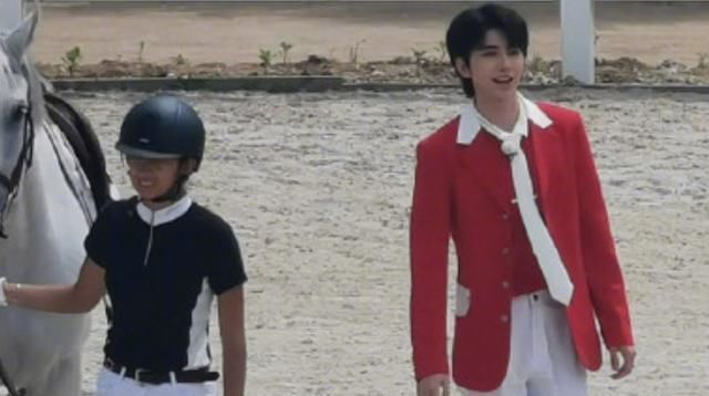 邀请到|孟美岐加盟《奔跑吧》,路透图帅气满分,原来你是这样的大哥