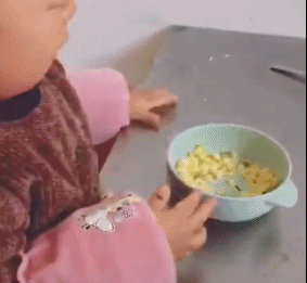 GIF|搞笑GIF:公司发现一漂亮的女工