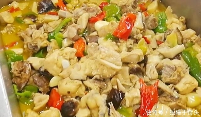烧鸡|淮扬菜大厨改良员工餐将香菇烧鸡这么做,鲜香微辣,开胃下饭