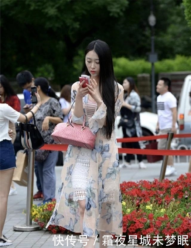 搭配|秋天穿一条薄纱长衫,清凉优雅,搭配尖头细跟鞋更显精致