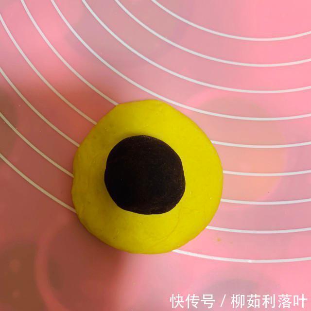  豆沙包|南瓜豆沙包，金黄色很是诱人