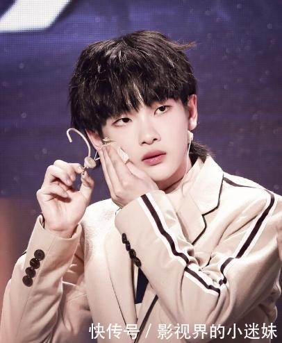  蔡徐坤|同样作为男团C位，为什么李汶翰周震南达不到蔡徐坤火的地步