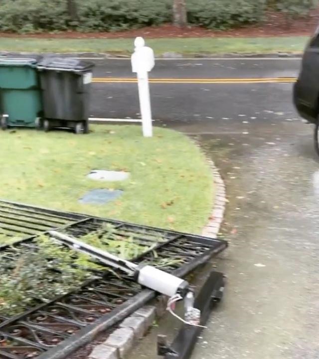 徒手|停电和老婆孩子困在家,巨石强森展现真正的技术徒手扯下大铁门