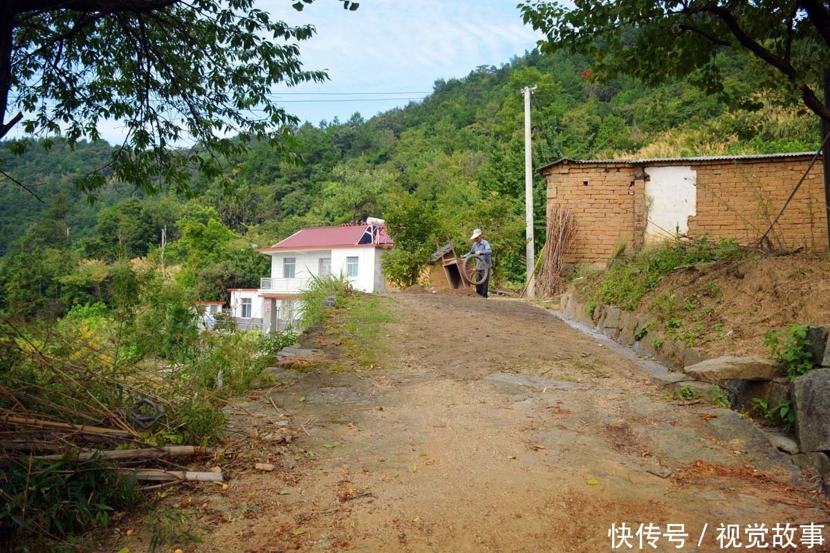 修路|古稀老人住土砖屋40年，5年建8米高石坝，三天两头“修路”