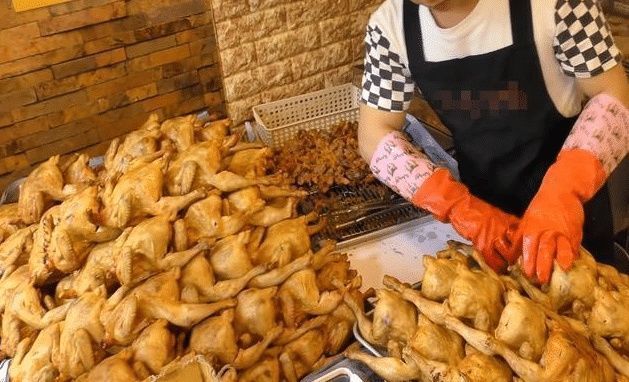 秘制|大姐摆摊卖“秘制”炸鸡,15元一只,顾客不断,邻摊少吃为妙