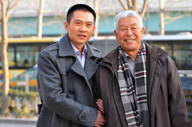 吸血|国家一级演员张洪杰:被瘫痪妻子和3个孩子吸血,75岁不敢退休