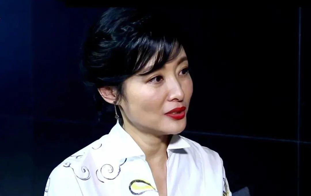 告别|曾是央视“最美”主持人挤掉倪萍,斗过董卿却突然告别央视