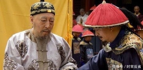 搀扶|皇帝庆功宴上摔倒,群臣故意不理,此人好心搀扶,皇帝:弄死他!