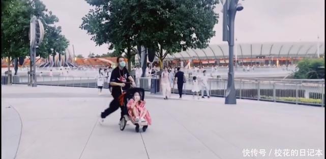 时光|戚薇李承铉携女儿游乐园度亲子时光，Lucky露正脸可爱十足